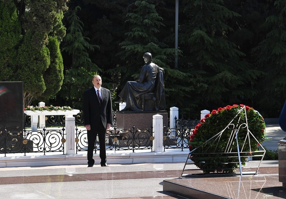 azerbaycan-prezidenti-umummilli-lider-heyder-eliyevin-mezarini-ziyaret-edib