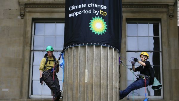 greenpeace-feallari-londondaki-bp-qerargahinin-binasina-olan-girisleri-baglayiblar