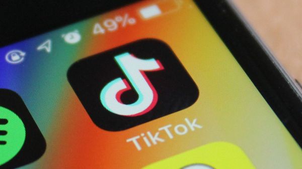 tiktok-ferdi-smartfonunu-hazirlamagi-dusunur