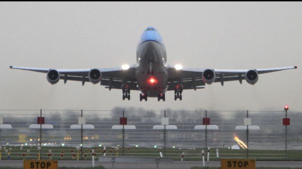 klm-aviasirketi-musterileri-ucuslari-azlatmaga-cagirdi