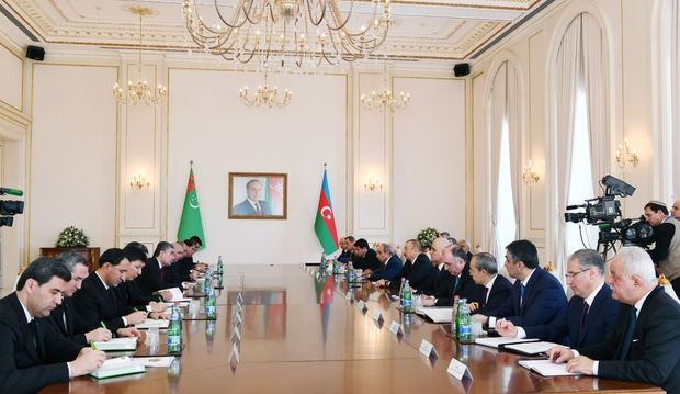 azerbaycan-ve-turkmenistan-prezidentlerinin-genis-terkibde-gorusu-oldu