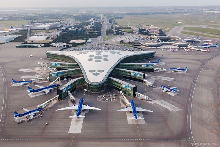 bakidaki-aeroport-mehdud-is-rejimine-kecir-aviareysler-legv-edilir