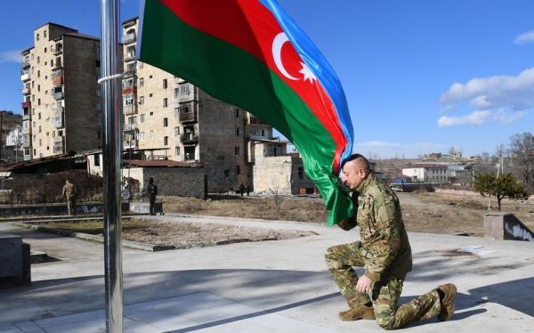 prezident-ilham-eliyev-susada-azerbaycan-bayragini-qaldirib