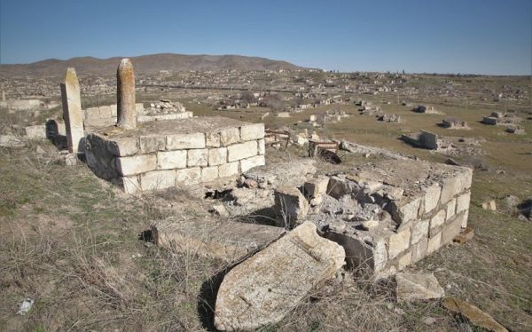 hikmet-haciyev-azerbaycanlilarin-qebirlerinin-dagidilmasi-vandalizmin-en-iyrenc-formasidir