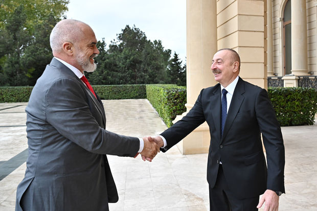 ilham-eliyevin-albaniyanin-bas-naziri-edi-rama-ile-tekbetek-gorusu-olub-yenilenib-foto