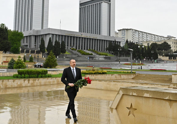 prezident-fasizm-uzerinde-qelebe-ugrunda-helak-olanlarin-xatiresini-ehtiramla-anib