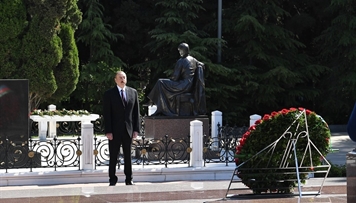 azerbaycan-prezidenti-umummilli-lider-heyder-eliyevin-mezarini-ziyaret-edib