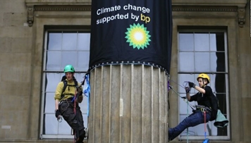 greenpeace-feallari-londondaki-bp-qerargahinin-binasina-olan-girisleri-baglayiblar