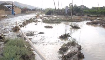 azerbaycanda-sel-golu-dagitdi-15-ton-baliq-telef-oldu-foto