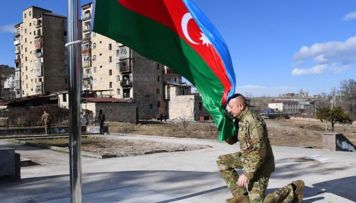 prezident-ilham-eliyev-susada-azerbaycan-bayragini-qaldirib