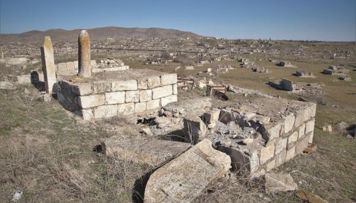 hikmet-haciyev-azerbaycanlilarin-qebirlerinin-dagidilmasi-vandalizmin-en-iyrenc-formasidir