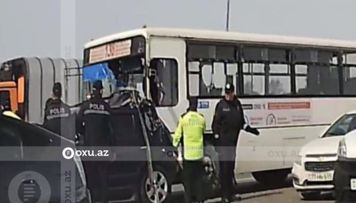 bakida-avtobus-qezasi-xesaret-alan-var-video